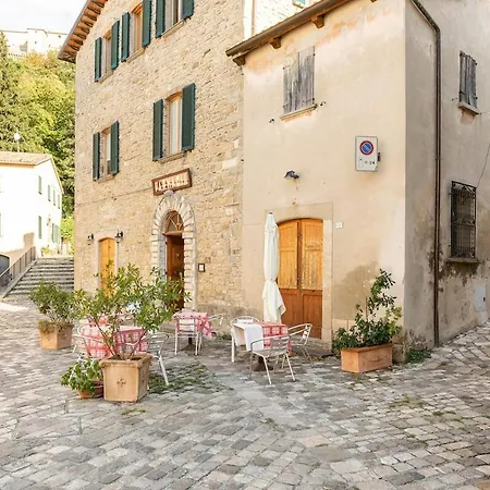 Apartament In Pietra Del '700 *